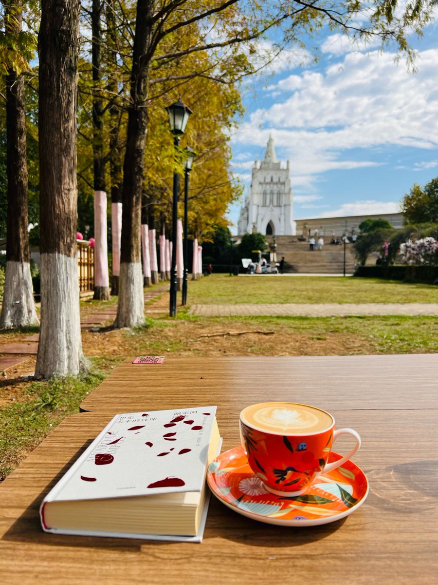 BriannaShems's tweet photo. Esta maana tomé un café con canela en una cafetería de barrio de Sevilla, mientras escuchaba a los abuelos jugar a las cartas en la plaza al lado. La vida simple es la mejor aventura. https://t.co/3rjxl0ti3V