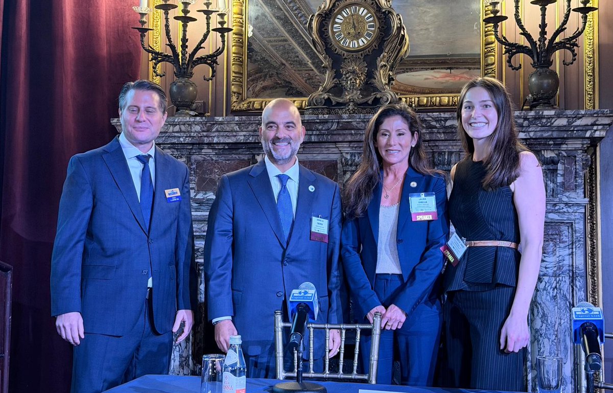 americanpandi's tweet photo. #AmericanPandI’s Dan Tadros moderating the Keynote Roundtable at @CapitalLink’s #NewYork Maritime Forum, with Laura DiBella - @FMC_gov &amp; Sydney Plante - @DOTMARAD.

Organized with DNB Carnegie, Nasdaq &amp; NYSE.

#Maritime #Shipping https://t.co/BNlFFlNeOY