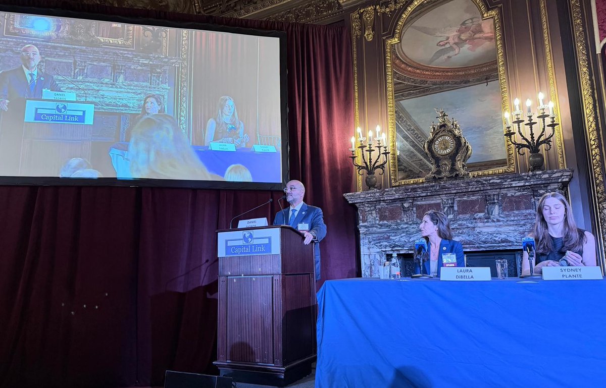 americanpandi's tweet photo. #AmericanPandI’s Dan Tadros moderating the Keynote Roundtable at @CapitalLink’s #NewYork Maritime Forum, with Laura DiBella - @FMC_gov &amp; Sydney Plante - @DOTMARAD.

Organized with DNB Carnegie, Nasdaq &amp; NYSE.

#Maritime #Shipping https://t.co/BNlFFlNeOY