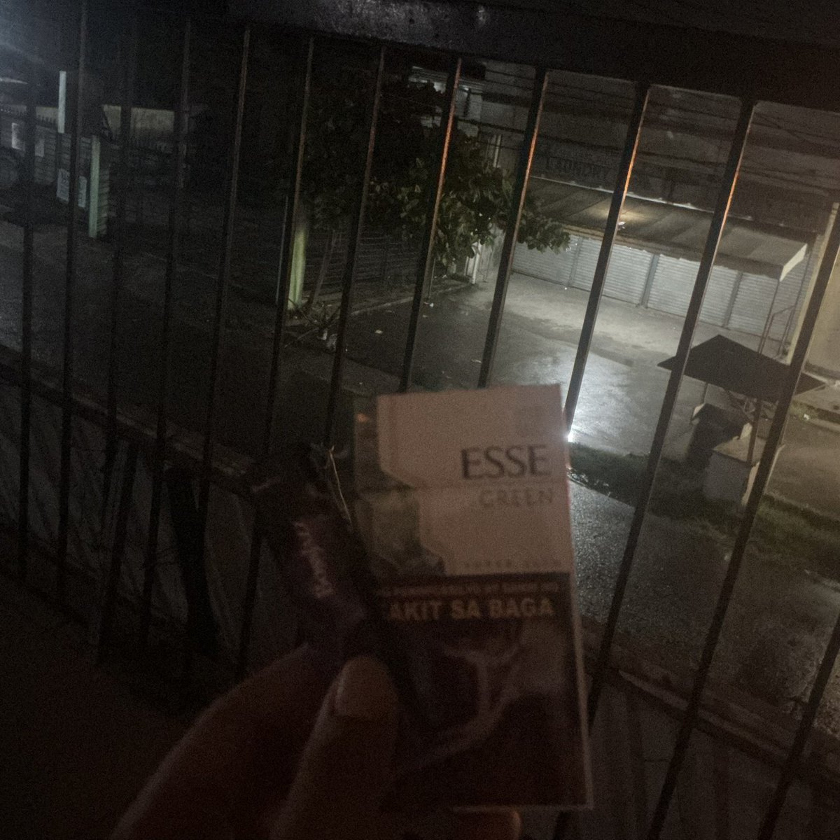 ariberrieys's tweet photo. smoking cigarettes on the roof szn https://t.co/VBC8NOet0U