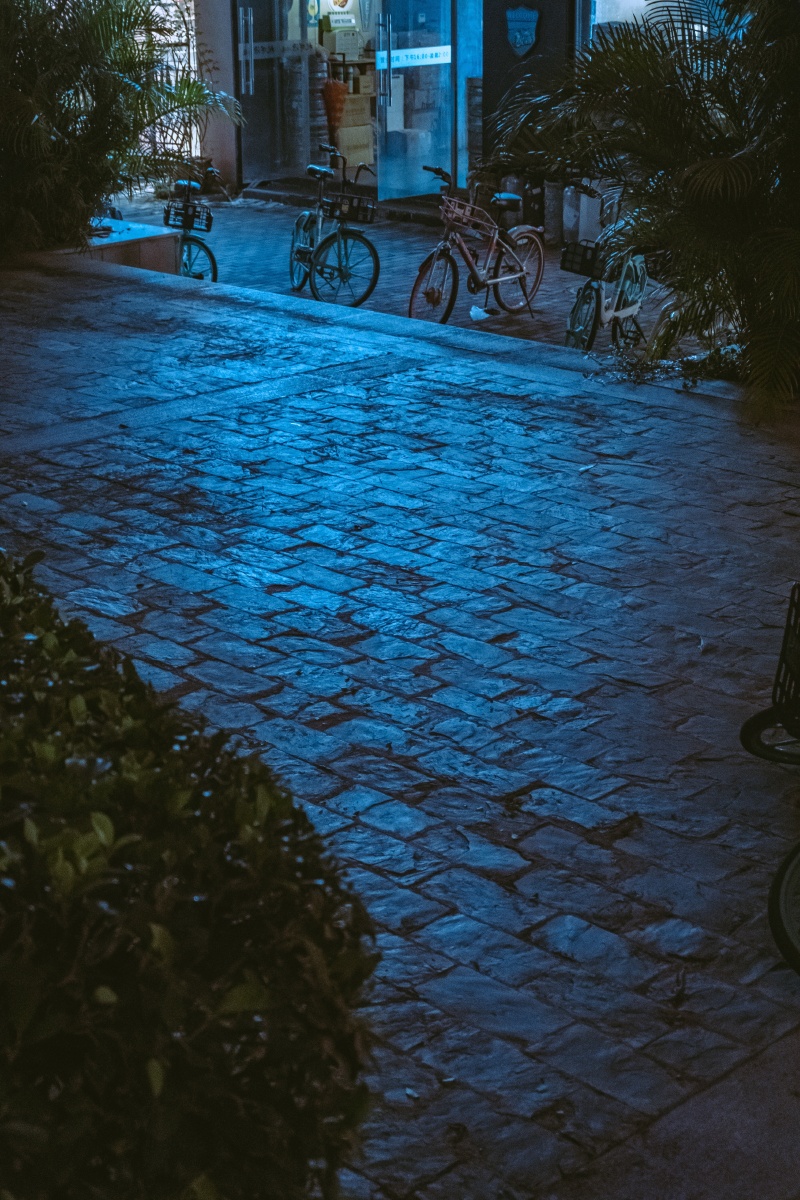 AudreyBedfni's tweet photo. Calle adoquinada con una bicicleta aparada y farolas cálidas al atardecer, un detalle tranquilo de la ciudad. https://t.co/vEkz9Bn2Ly