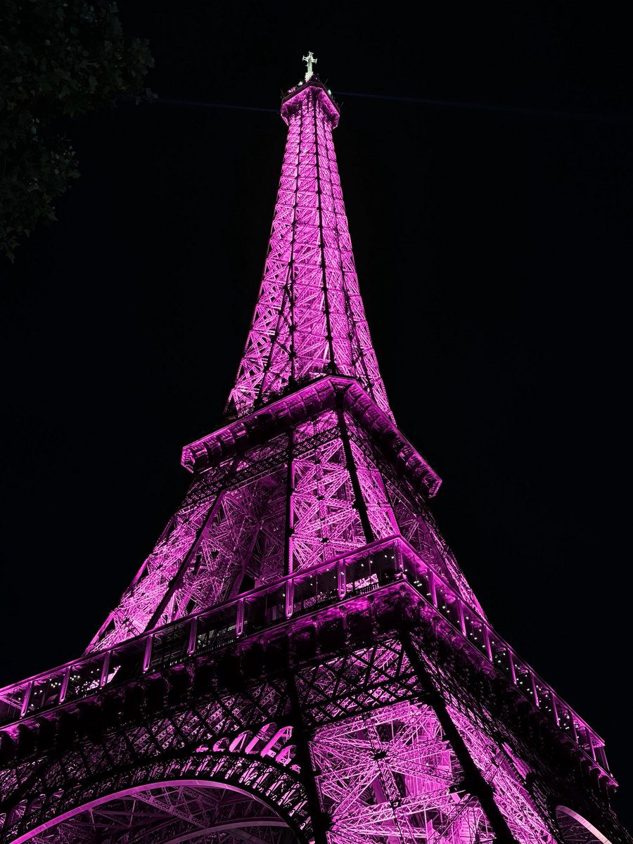 faresrsf's tweet photo. Alors vous avez vu la Tour Eiffel rose ? N’oubliez pas pourquoi elle est rose, gros soutien à toutes les personnes touchées par le cancer du sein, on est avec vous ! ❤️ https://t.co/bvFGkm57Ak