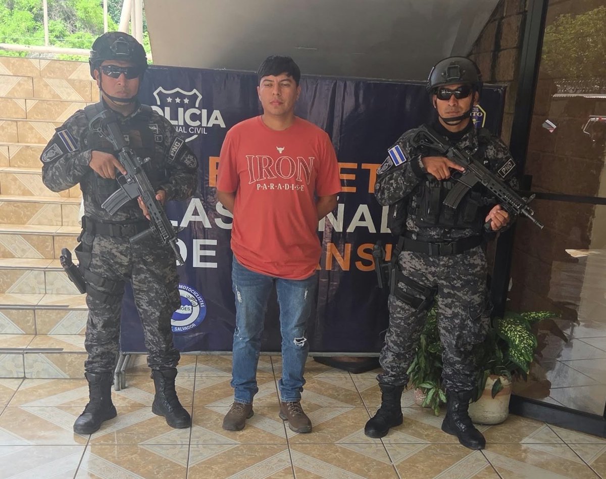 PNCSV's tweet photo. Capturamos al representante legal del GRUPO GEA S.A. de C.V., empresa responsable de la volqueta que ocasionó el accidente de tránsito está mañana en las cercanías del redondel Integración, Apopa, San Salvador Oeste.

Lo identificamos como Marvin Alexis Hernández Ramírez, de 27 años  de edad, quien será remitido a las instancias correspondientes.

El conductor de la volqueta también ya fue capturado.
