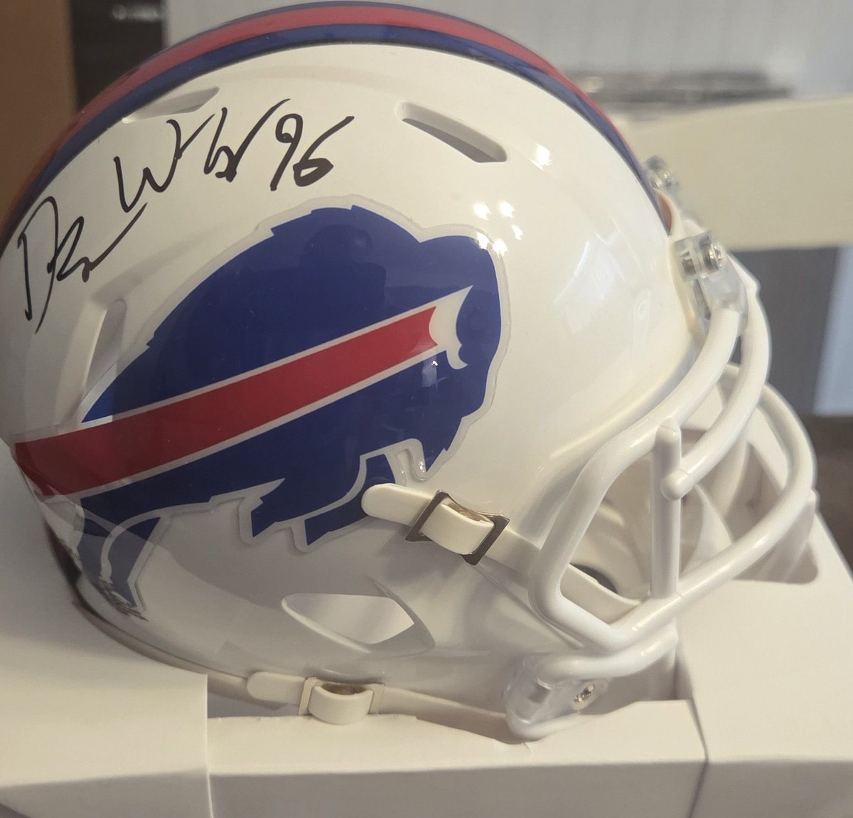 Kenscapes1's tweet photo. 💣 Surprise!! 💣
🚨‼️ Giveaway Time!! ‼️🚨 
I’m  teaming up with @jimmyreu81 again for this giveaway. I’m giving this signed Deone Walker mini to one lucky fan! Good luck!!
Lower 48 address only.
#BillsMafia   #GoBills 👇🏽

- like
- repost 
- follow me @Kenscapes1 
- follow @jimmyreu81