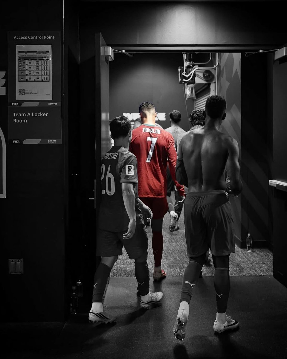 _su6an's tweet photo. رحل عن ريال مدريد بدون وداع
رحل عن يوفنتوس بدون وداع 
رحل عن اليونايتد بدون وداع
رحل عن البرتغال بدون وداع

لم تكن المره الاولى التي يرحل فيها بدون وداع 
اعتاد كريستيانو ان يرحل دومًا وحيدًا بدون وداع !

أعتدنا على النهايات الحزينة 💔😓 https://t.co/lKX87AVg3h
