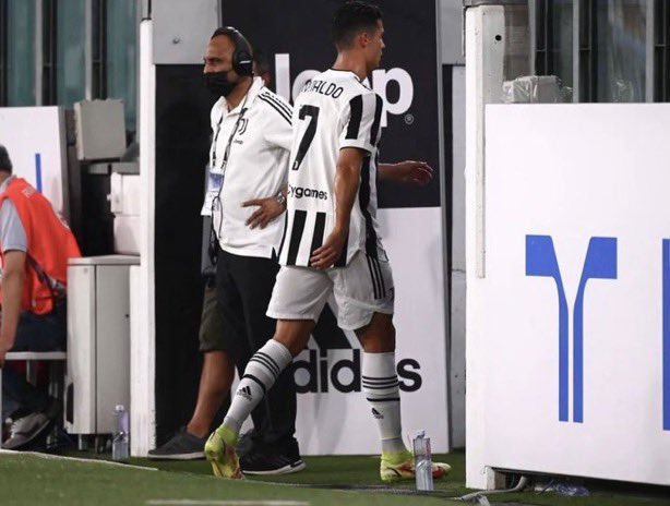 _su6an's tweet photo. رحل عن ريال مدريد بدون وداع
رحل عن يوفنتوس بدون وداع 
رحل عن اليونايتد بدون وداع
رحل عن البرتغال بدون وداع

لم تكن المره الاولى التي يرحل فيها بدون وداع 
اعتاد كريستيانو ان يرحل دومًا وحيدًا بدون وداع !

أعتدنا على النهايات الحزينة 💔😓 https://t.co/lKX87AVg3h