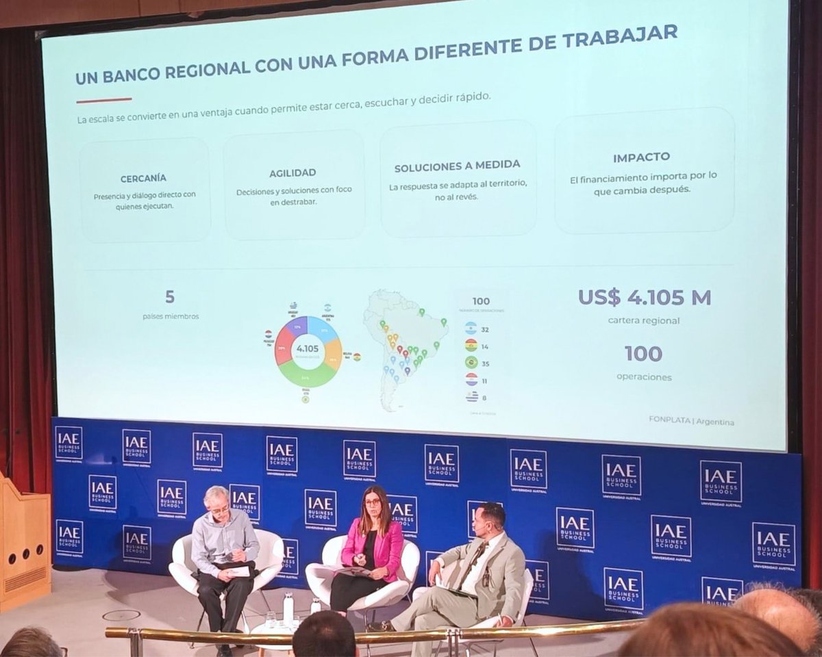 Fonplata's tweet photo. Malena Araneo, Jefa de Operaciones en Argentina, representó a FONPLATA en el programa "Distritos Competitivos y Ciudades Integradas" del @IAE_Austral, en un panel junto a CAF y OEA.
Contó nuestra experiencia en Chaco, Misiones, Río Negro y CABA: soluciones adaptadas a cada territorio y con impacto concreto en las personas. 🇦🇷