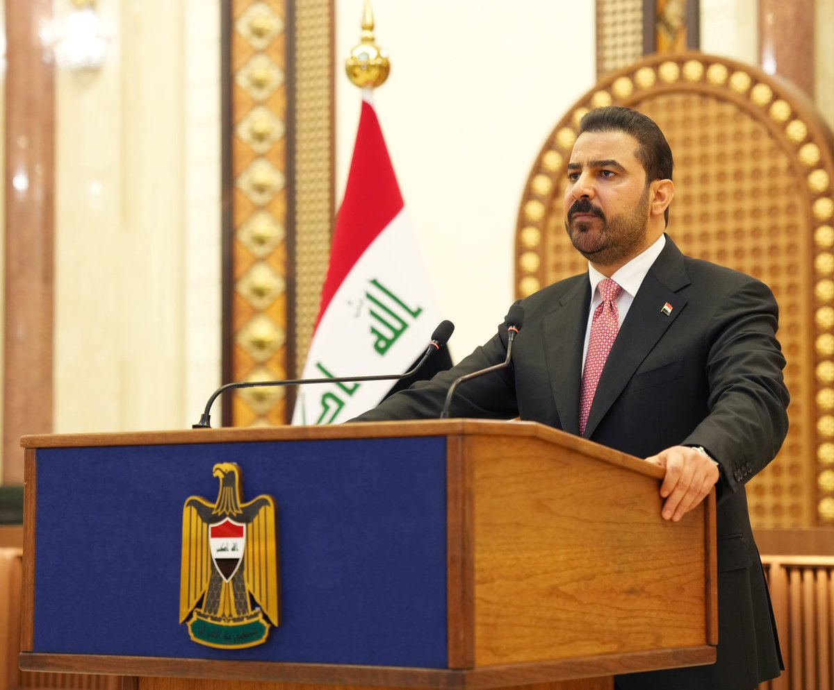 IraqiPMO's tweet photo. خطاب رئيس مجلس الوزراء علي فالح الزيدي في يوم السيادة وانتهاء مهام التحالف الدولي لمحاربة داعش
•••••••••• 

بسم الله الرحمن الرحيم

أيُّها الشعب العراقي الكريم

يا أبناءَ هذا البلد المُبارك على امتدادِ أرضهِ الطاهرة

السلام عليكم ورحمة الله وبركاته

أخاطبُكم في هذهِ اللحظةِ الوطنية

لنُعلنَ عهدا جديدا

ينتقلُ فيه العراق من ساحةٍ للصراعات

إلى وطنٍ يملكُ قرارَه كاملاً

ويحمي أرضَهُ وسيادتَهُ 

ويبني مستقبلَهُ بإرادةِ أبنائه

لقد دفعَ العراقيون ثمناً باهظاً من سنواتِ صَبرِهِم

وتعددتِ البنادق في وطنِنا

حتى غدا العراق ساحةً للآخرين

بدلاً من أن يكونَ وطناً آمناً لأبنائه

أيها العراقيون الأصلاء 

باسمِكم نرفعُ الشكر والعِرفان إلى مقام المرجعيةِ العليا في النجف الأشرف

على موقِفها الحاسم في الدفاع عن العراق وشعبهِ 

وفي هذا اليوم نحفظُ للشهداء والجرحى فضلَهم في ما ننعمُ بهِ من أمنٍ وسيادة 

ونحيي أبطالَ جيشِنا وشرطتِنا وجهاز مكافحة الارهاب، وحشدِنا الشعبي 

وقواتِ البيشمركة

وجميع صنوفِ قواتِنا المسلحة 

وأجهزتِنا الأمنية الباسلة

ونستذكرُ بفخرٍ واعتزاز بطولاتِهم وتضحياتهم 

ونثمن عاليا موقف القوى الوطنية التي التحقت تشكيلاتها المقاتلة تحت إمرة القائد العام للقوات المسلحة.

ونوجّه رسالةَ محبةٍ إلى إخوتِنا الذين قاتلوا من أجل الوطن

وحملوا السلاحَ عندما كان العراق يواجهُ الإرهاب

باسم الوطن نشكرُكم

وندعوكم اليوم أن تكونوا في قلبِ الدولةِ

وليس خارجَها.

إن مكانَ سلاحِكم ورجِالكم في الدولة ومؤسساتِها 

ولتكُن خبرتُكم وتضحياتُكم قوةً مُضافة تخدمُ العراق

ضِمنَ عقيدةٍ وطنيةٍ واحدة

ورايةٍ واحدة

وقرارٍ عسكريٍ وأمني واحد

 أيُّها العراقيون الأحبة

إن الدولة لا تُقصي أبناءَها

بل تنظّمُ طاقاتِهم 

وتضعُها في سياق القانون والدستور.

هذه هي معادلة السيادة 

سلاحٌ واحدٌ بيد الدولة

وأرضٌ عراقية بلا قواتٍ أجنبية

وقرارٌ وطني يمثلُ الجميع

ولا يخضعُ لوصايةٍ من أحد.

يا أهلَنا من الشمال إلى الجنوب 

إن الوفاءَ للسيادةِ يقتضي منا جميعاً 

أن نحميَ ثرواتِ العراق

ونحفظَ المالَ العام

ولهذا..فإننا ماضون في مواجهةِ التحدّيات 

وتنمية موارد الدولة.

ونعاهدُكم عهدا صادقا 

أن نحفظَ الأمانة 

ونكرّسَ الجهود لخدمةِ هذا البلد الكريم

وقد ألزمتُ نفسي

ألّا أتقاضى راتباً أو مخصصاتٍ من الدولة

ونعمل على تعضيدِ أركانِها التي يكون فيها المنصبُ مسؤوليةً وليس مكسباً

 عاش العراق سيداً موحداً

وعاشت إرادةُ شعبهِ العظيم

والمجدُ والرفعة لشهداءِ العراق

والسلام عليكم ورحمة اللهِ وبركاته
