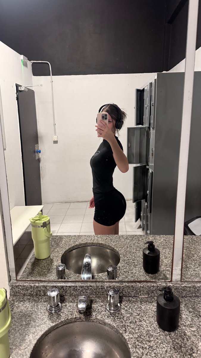 sofversace's tweet photo. vas al gym una horita y pum te crees la persona más capaz del mundo te volves un ser indestructible de repente the world is yours vos sabes hermano la verdad el mejor lifehack https://t.co/2RMGybtsU7