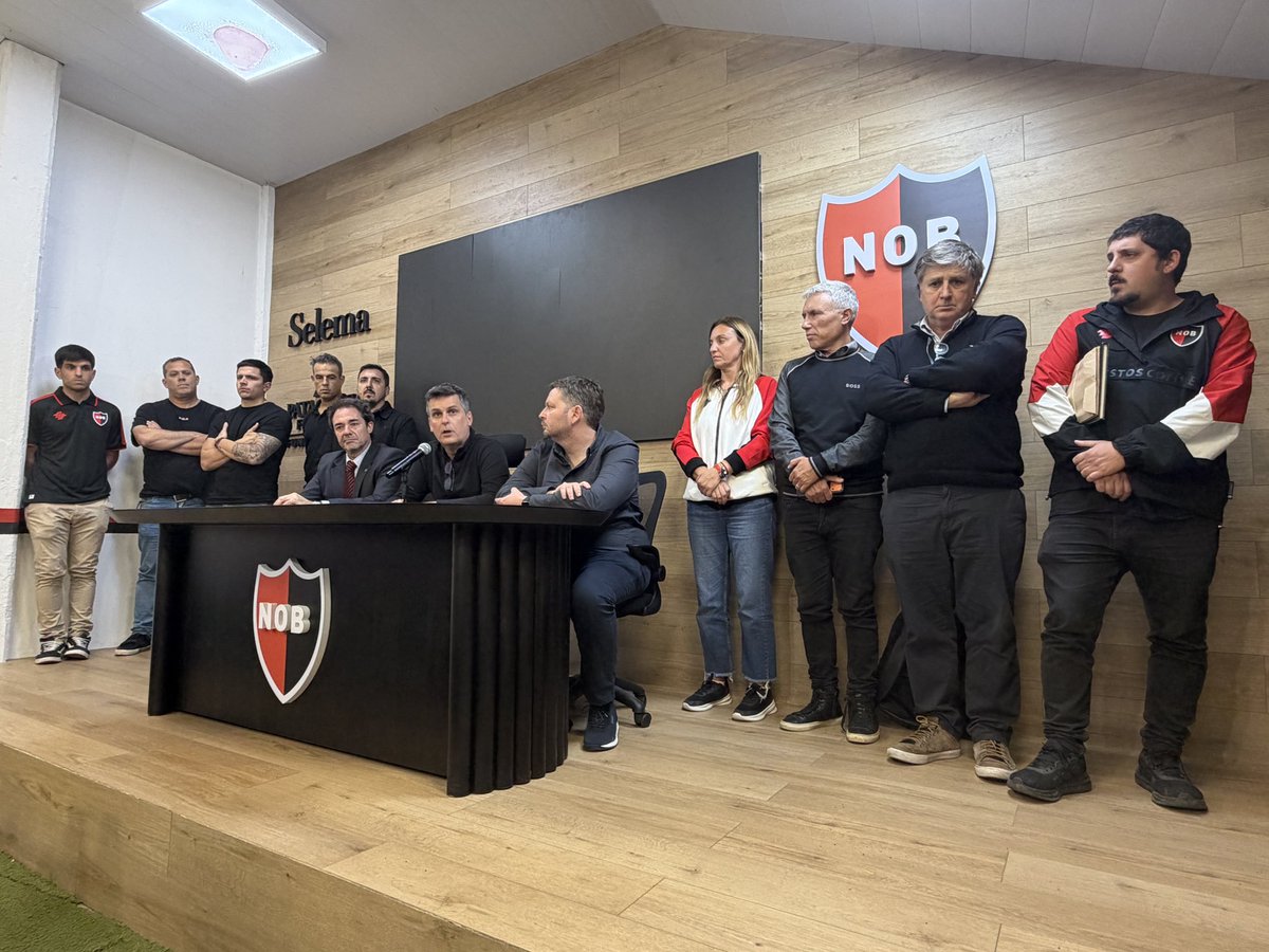 agustinmalves's tweet photo. Ignacio Boero

“Ayer no terminó mal de casualidad”

“Lo que pasó se está investigando por la justicia. Vamos a defender a nuestros socios e hinchas. Esto no salió de adentro del club”

“Hubo una provocación y apareció la violencia. Fue de afuera hacia adentro. Todos sabemos que había otro evento en la ciudad a 40 cuadras y nosotros no fuimos a provocar allá. Pero de aquel lado decidieron venir”

“Estas cosas están mal. Estas cargadas terminan mal y no puede pasar. No hay que acoplarnos a la violencia”

“Esto empezó en la puerta del club y después siguió en calle Pellegrini”

“Los videos que circulan están editados. La gente no sale de la nada desde el club a tirar piedras”
