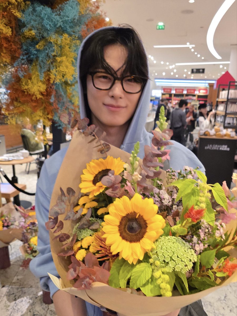 dailyljy's tweet photo. sunflower juyeon ♡ https://t.co/pgeS37SKLq
