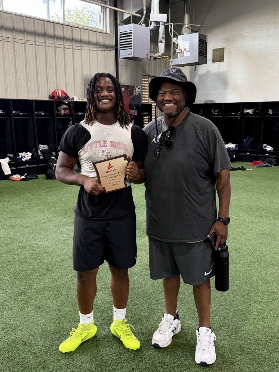 BSNSPORTS_Ark's tweet photo. Congratulations @MoodyElijah4 our Week Four Arkansas Player of the Week @ParkviewLr @BobbyBolding 245 yards 4 tds rushing 1 passing and the sickest 98 yard qb sneak of all time @ArFCAArkansas #stiffarm https://t.co/9P52Apue1m