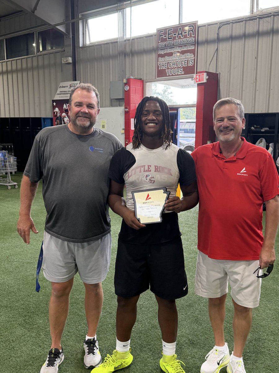 BSNSPORTS_Ark's tweet photo. Congratulations @MoodyElijah4 our Week Four Arkansas Player of the Week @ParkviewLr @BobbyBolding 245 yards 4 tds rushing 1 passing and the sickest 98 yard qb sneak of all time @ArFCAArkansas #stiffarm https://t.co/9P52Apue1m