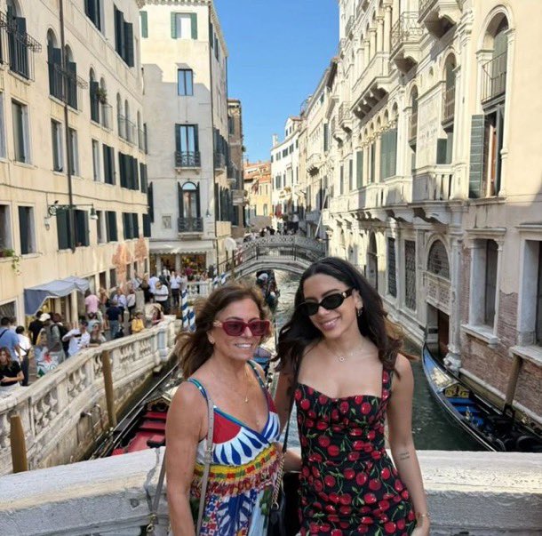 choquei's tweet photo. 🚨FAMOSOS: Anitta e sua mãe curtindo as férias em Veneza, na Itália. https://t.co/bSWEVPaJLg
