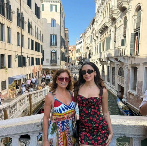 choquei's tweet photo. 🚨FAMOSOS: Anitta e sua mãe curtindo as férias em Veneza, na Itália. https://t.co/bSWEVPaJLg