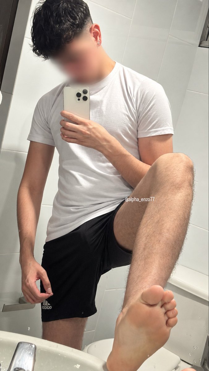 alpha_enzo77's tweet photo. Tu sito está bajo mis pies, lámelos 🦶

#alpha #findom https://t.co/fIHdqORcpm