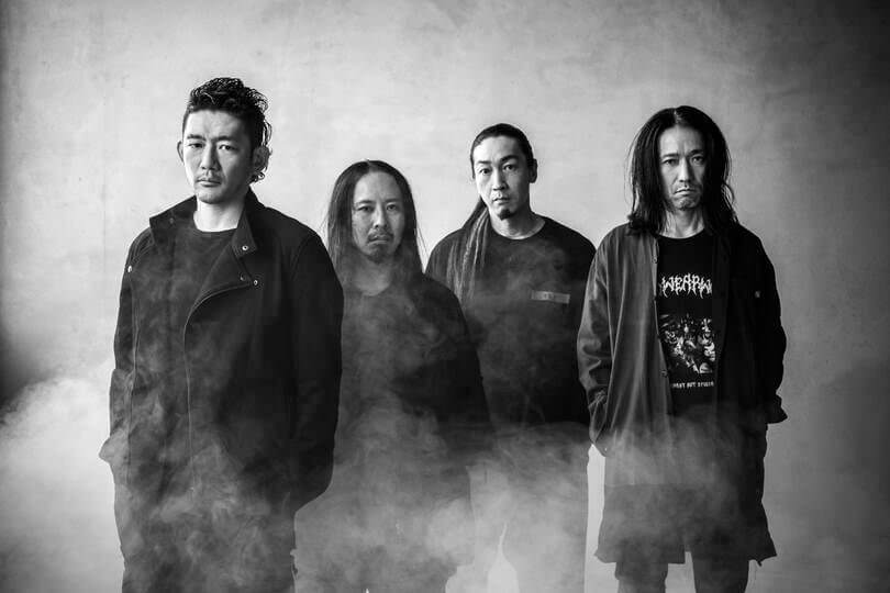 Takanobu_KMMR's tweet photo. 「鬼」が教えてくれた絶望の中の光、そして次なるステージへの祈り

BRAHMANのTOSHI-LOWが大腸がんを公表した。報せを目にした瞬間、胸の奥がざわついたのは事実だ。しかし、同時にひとつの強い確信が腹の底から湧き上がってきた。「あの男が、ここで死ぬわけがない」。

彼はいつだって、絶望や不可能に覆われた状況の中で、自ら泥をかぶって道を切り拓いてきた。2011年の東日本大震災という未曾有の悲劇に直面した時、彼は自らトラックを運転して被災地へ支援物資を運び、それまで頑なに守ってきた「MCなし」のスタイルを打ち破って、誰かを鼓舞するためにステージで真っ直ぐな言葉を叫ぶようになった。他者の痛みや喪失に寄り添い、行動で示し続けるその姿がどれほど多くの背中を押したか。長らく道が交わることのなかったHi-STANDARDの3人を結びつけ、日本のロックシーンに奇跡の復活劇をもたらしたのも、情に厚く決して諦めない彼の強靭な魂があったからこそだ。

そして、BRAHMANの「霹靂」。あのイントロが鳴り響くたび、どれほどの人が涙を流し、泥臭く前を向く力をもらってきただろうか。悲しみもすべて抱え込みながら、それでも微かな光を探して汗だくになって絶叫する彼の姿は、僕ら自身の重ねてきた年齢や、決して綺麗事だけではない日常を力強く肯定してくれた。今やライブのセットリストに入ることも少なくなったが、何度も何度もあの曲で泣き叫んだ記憶は、血肉となって今も息づいている。

これまで誰かのために闘い、希望の火を灯してきた「鬼」が、今度は自身の病という過酷な試練に直面している。だが、その本質は誰よりも人間臭く、仲間と音楽を愛する男だ。彼なら必ずこの闘いを乗り越え、再びライブハウスのステージに帰ってくるはずだ。

泥まみれになっても、もがき苦しんでも、這い上がって笑って見せるのが彼の生き様だ。今はただ、手術の無事と成功を強く祈る。そして再び、熱気に満ちたフロアであの「霹靂」が鳴り響き、共に絶叫できるその日を、僕らは微動だにせず待ち続けている。

またお会いしましょう🎸