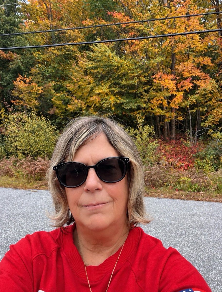 Cathy35839772's tweet photo. What a beautiful day to be knocking doors in NH! 🇺🇸🍂. I love my job-meeting neighbors, spreading kindness and patriotism, and doing my part to protect our freedoms.  Blessed to enjoy Gods beautiful artwork along the way. https://t.co/aXk4uZWzcx