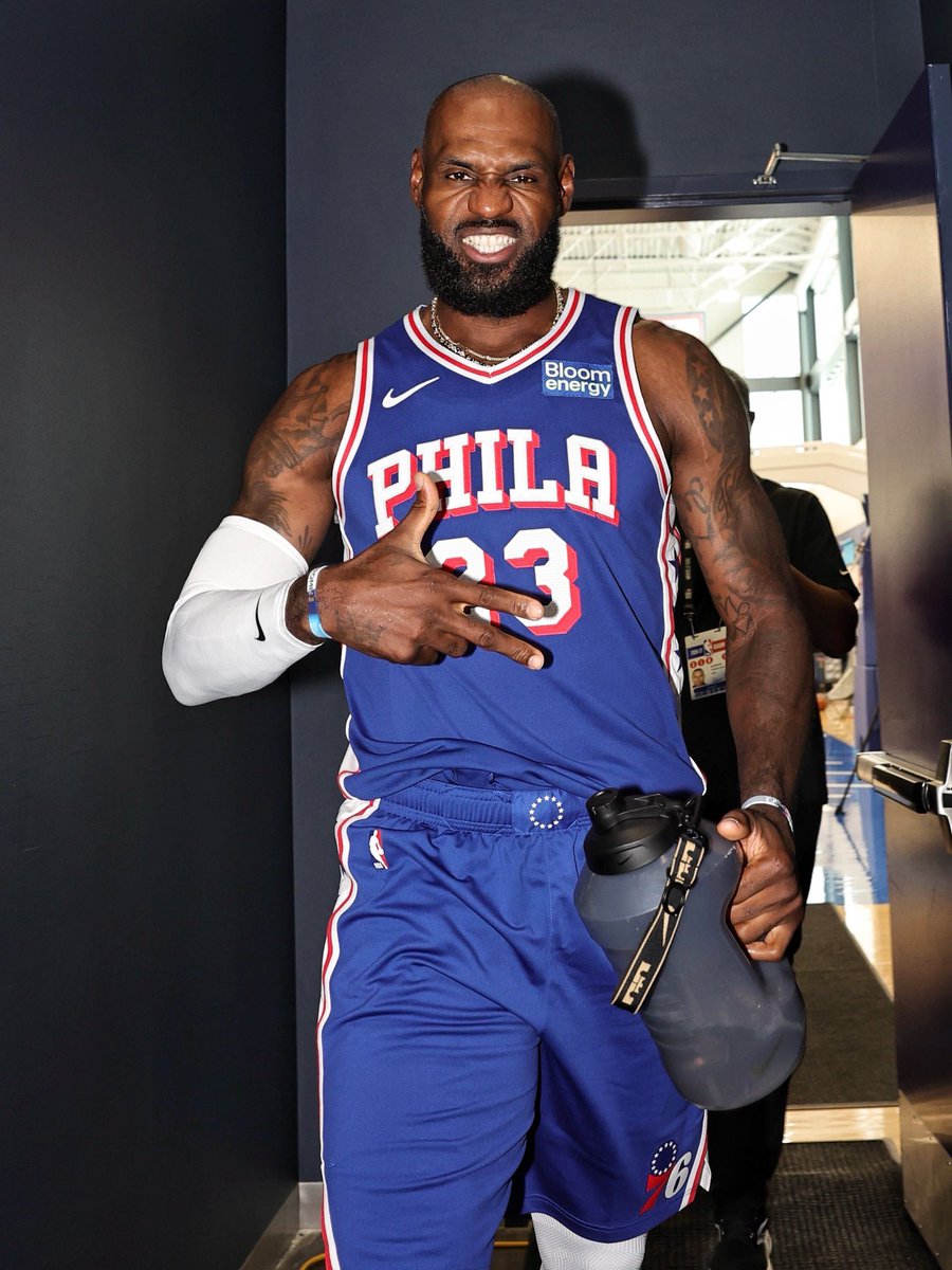 BronMuse's tweet photo. LEBRON JAMES IS A PHILADELPHIA 76ER 🔥 https://t.co/LgZgtxAPYi