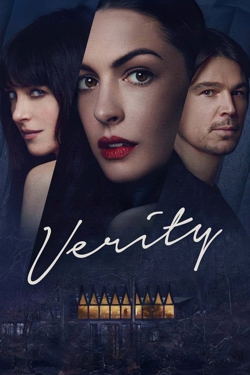 Boxreport's tweet photo. Crítica do filme Verity.

Verity para quem leu o livro de Colleen Hoover

Eu li Verity em 2024 e, uma semana antes de assistir ao filme, resolvi reler o livro. Queria ter tudo fresco na cabeça para conseguir ser justa aqui.

O maior problema para mim está na forma como o filme constrói Verity. No livro, os absurdos são tantos que você passa boa parte da história tentando entender até onde ela é capaz de ir. Aqui, boa parte disso foi suavizada. E quando você tira esses elementos, também tira um pouco da certeza de que ela é realmente a vilã da história. Isso muda completamente a maneira como enxergamos a personagem e até o peso do final.

Confesso que não entendi algumas escolhas. Eu já esperava o corte da cena do cabide, mas uma das gêmeas? Pra quê? A ausência de Chastin interfere em acontecimentos importantes e acaba enfraquecendo situações que, no livro, tinham um peso enorme.

Anne Hathaway é o auge do filme. E isso é impressionante considerando que Verity passa grande parte da história imóvel. Ainda assim, existe uma presença ali que domina a tela. Dakota Johnson não é péssima, mas ocontraste é gritante quando as duas estão na mesma cena.

Também gostei de como alguns diálogos foram mantidos praticamente como eu lembrava do livro. O problema é que, ao mesmo tempo em que algumas coisas importantes foram cortadas, o filme tem um apelo sexual muito grande.

E eu entendo que sexo faz parte de Verity. O problema é que aqui a sexualização da Lowen parece ocupar um espaço maior do que o necessário. Isso contribuiu muito para a sensação de que eu estava assistindo a um romance com um toque de suspense a um thriller psicológico.

A história passa a girar muito em torno de Lowen e Jeremy se apaixonando e de Verity como o grande obstáculo para esse relacionamento. E, para mim, isso tira espaço daquilo que eu mais queria ver: a dúvida. Aquela sensação de não saber em quem acreditar.

O ritmo também não ajuda. É tudo muito rápido. Uma coisa acontece, depois outra, depois outra... e quando chega a hora de criar expectativa para a próxima revelação, eu já estava sendo jogada para a cena seguinte.

Ainda assim, consigo imaginar alguém que não leu o livro se divertindo bastante com essa história. O filme é fácil de acompanhar, tem boas atuações, e momentos que arrancaram boas risadas de mim, embora definitivamente não fosse esse o tipo de reação que eu esperava ter em um suspense.

E eu já sei que alguém vai aparecer com: “Mas é uma adaptação!”
Sim. É uma adaptação.

Eu não esperava um copia e cola, mas adaptar é entender o que não pode ser retirado sem mudar completamente o sentido da história. E o diretor fez algumas escolhas que, para mim, modificaram a essência de Verity.

3/5

- Thifany Soares
