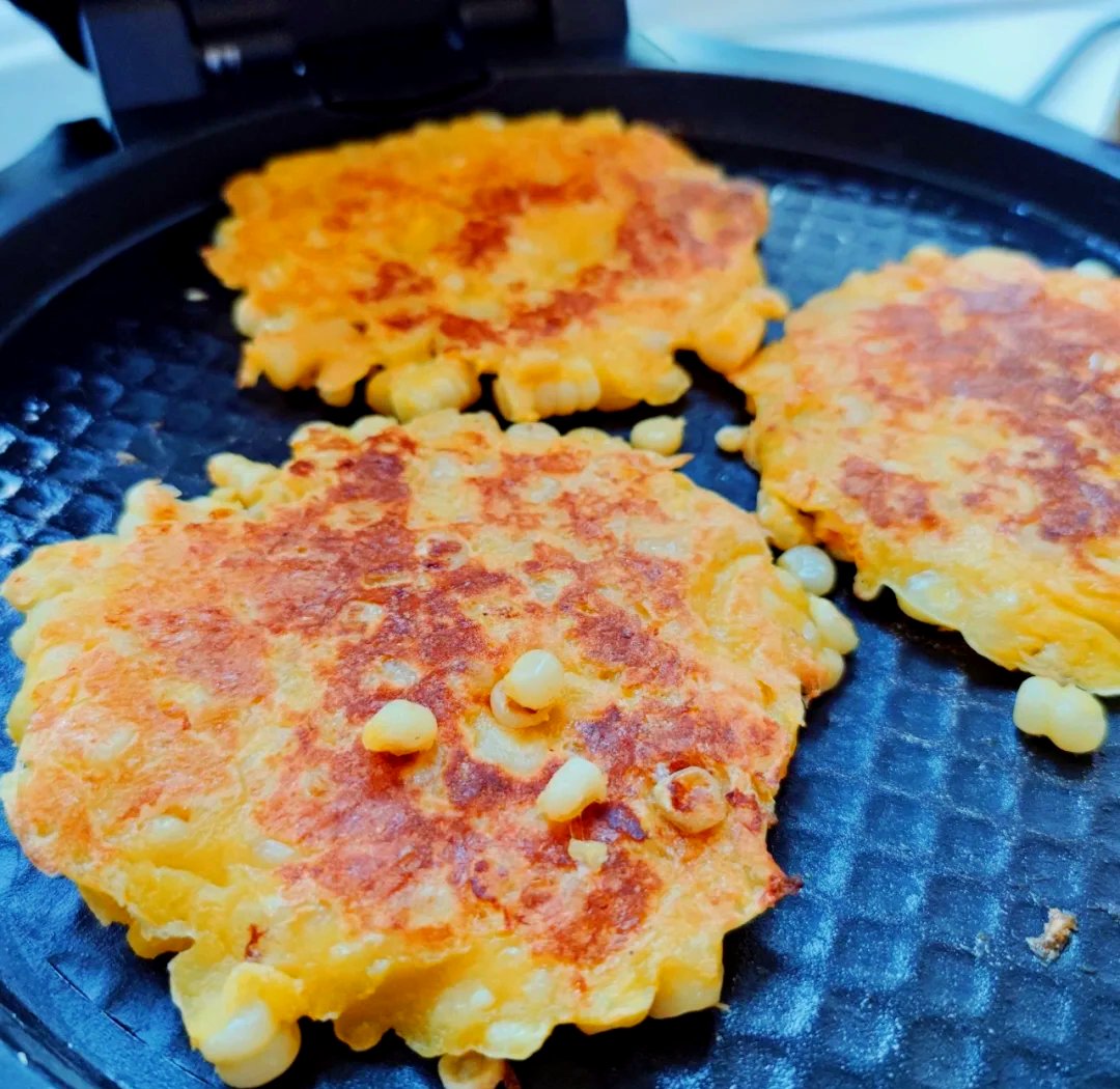 CeciliaGaiil's tweet photo. Una deliciosa arepa rellena de queso, con una salsa picante que da el toque perfecto - el snack ideal para una parada rápida en la calle! https://t.co/ftvimB4mdx