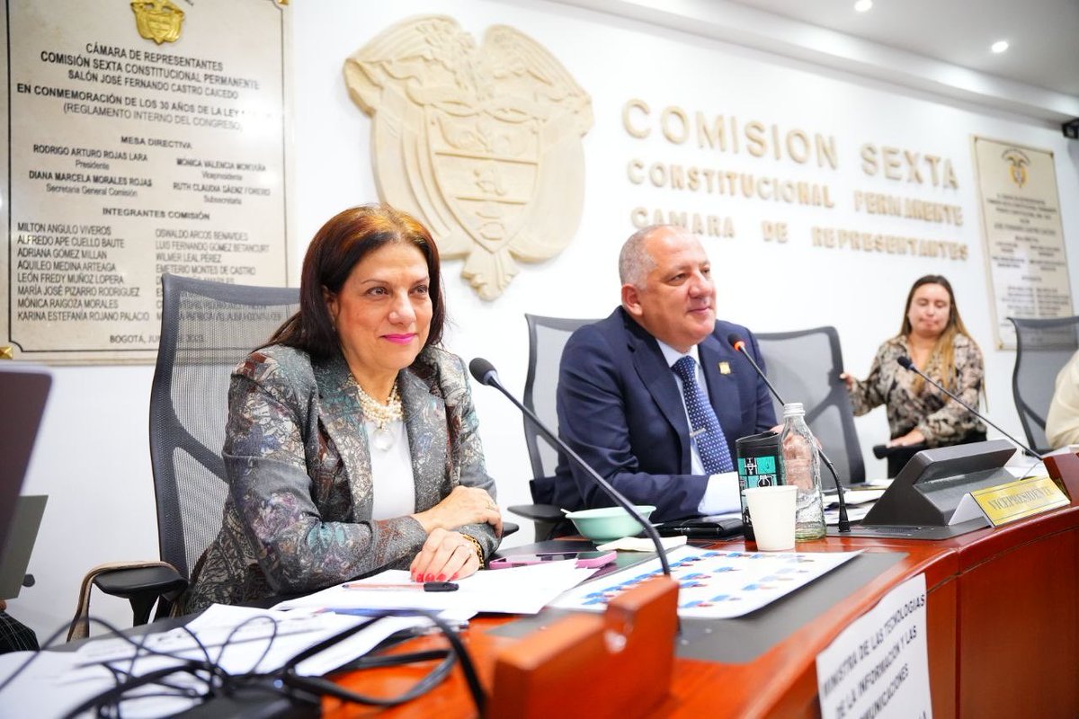 jesusbedoyar's tweet photo. Le expresamos a la ministra @AlexandraFalla la necesidad de seguir ampliando la formación tecnológica en el Quindío, para que ese conocimiento se traduzca en nuevas aplicaciones para el campo, fortalezca la actividad agrícola y contribuya a la competitividad del turismo. https://t.co/HJrZ3NUN0t
