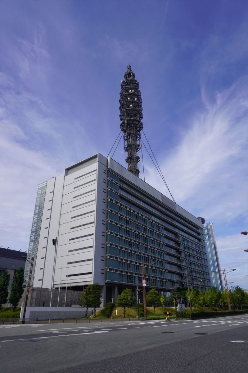 kiribou06341's tweet photo. 南港に建つ屋上に世界初となるケーブル構造の通信用鉄塔を搭載した、全国最大規模のNTTドコモノードビル！！

大阪府大阪市住之江区南港北1丁目に建つ地上12階、高さ198.455mの超高層ビル“ドコモ大阪南港ビル”！！ https://t.co/A0ZuG0p2W7 https://t.co/pVVxk1puUP