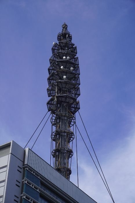 kiribou06341's tweet photo. 南港に建つ屋上に世界初となるケーブル構造の通信用鉄塔を搭載した、全国最大規模のNTTドコモノードビル！！

大阪府大阪市住之江区南港北1丁目に建つ地上12階、高さ198.455mの超高層ビル“ドコモ大阪南港ビル”！！ https://t.co/A0ZuG0p2W7 https://t.co/pVVxk1puUP