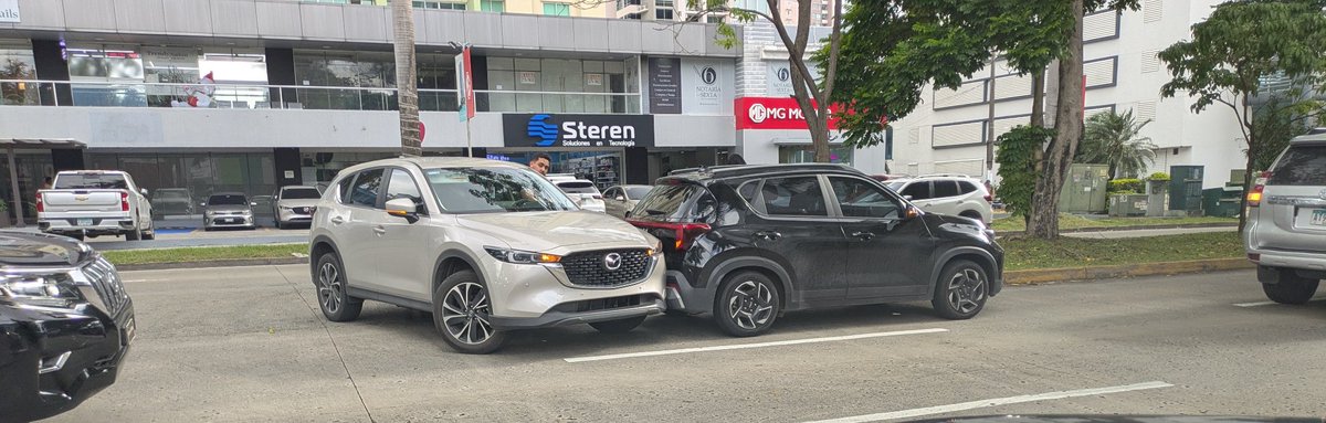 elkompapty's tweet photo. @ATTTPanama @traficocpanama choque en la av. Centenario a nivel de Leonardo pizza y se armó el mega tranque https://t.co/Y8hdWjChXN