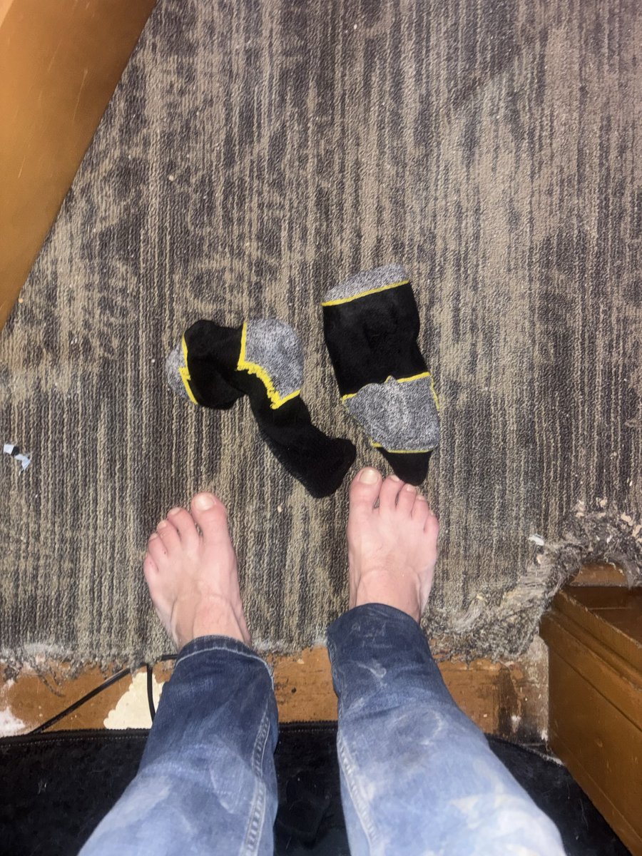 AlphaMastezhx's tweet photo. Do I put these socks back on and go to the gym or do I put new ones on?#feetfetısh https://t.co/nwI4ozKVqO