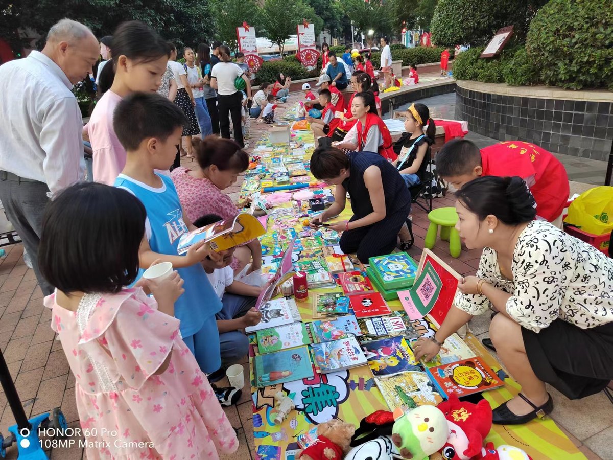 CatherineHshz's tweet photo. Día de Intercambio de Libros Comunitario este sábado 10h en la plaza principal! Trae libros que ya no uses y llévate otros nuevos, es gratis para vecinos de todo el barrio! https://t.co/gQjSUL2nQz
