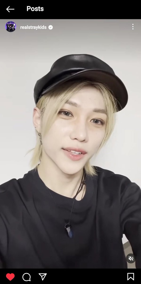 fefistars's tweet photo. Remember when the staff posted a whitewashed clip of felix so felix re-uploaded the original unwhitewashed ver? https://t.co/1fdevJVr8w