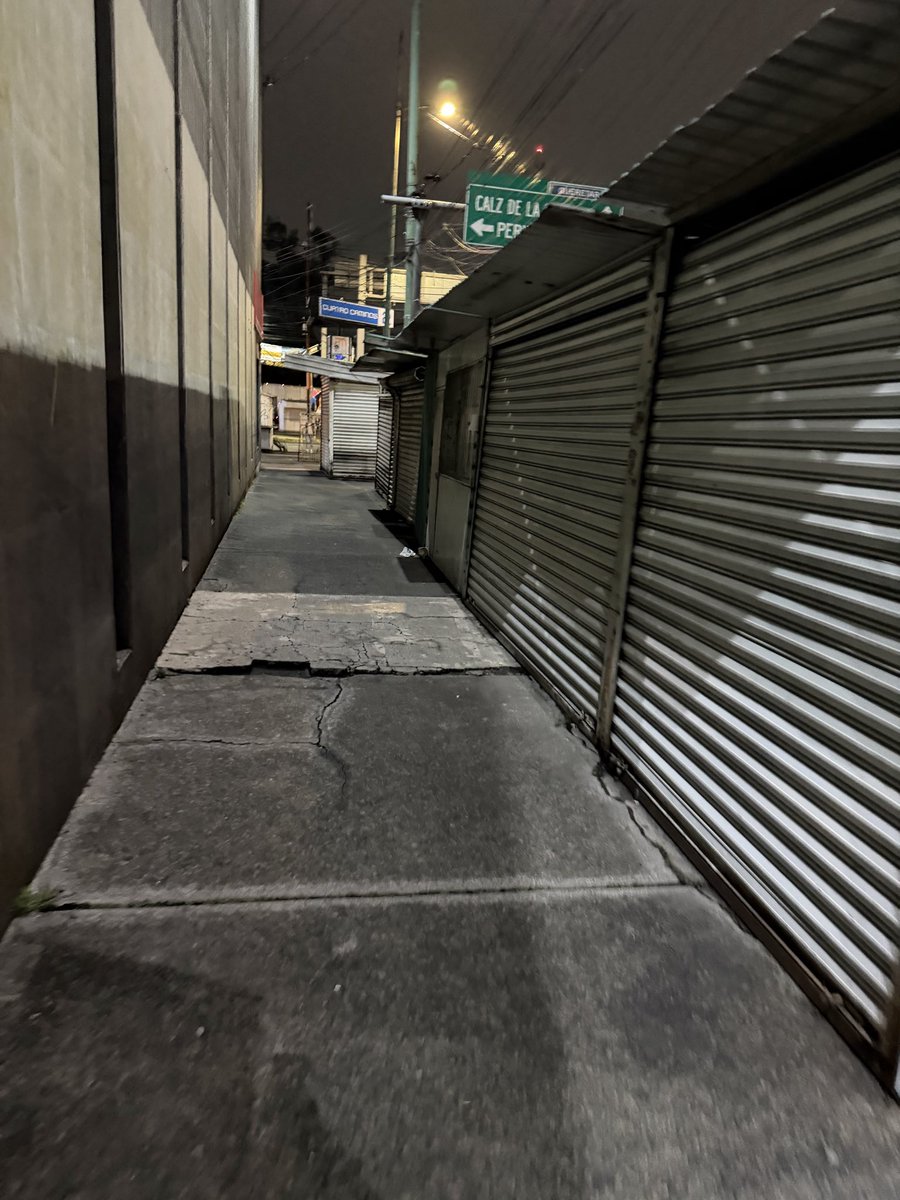 IvanJaimeg's tweet photo. Años pasan y no hay una mejora en las vialidades y servicios públicos de @GobNau ejemplo: Ing Militares y 16 sep, (zona de mucha afluencia) el paso peatonal invadido con puestos, sin alumbrado público y basura que dura semanas. @SoyNaucalpan  @RuABOGADO_  @isaacsolar https://t.co/E4tvnb6yOd