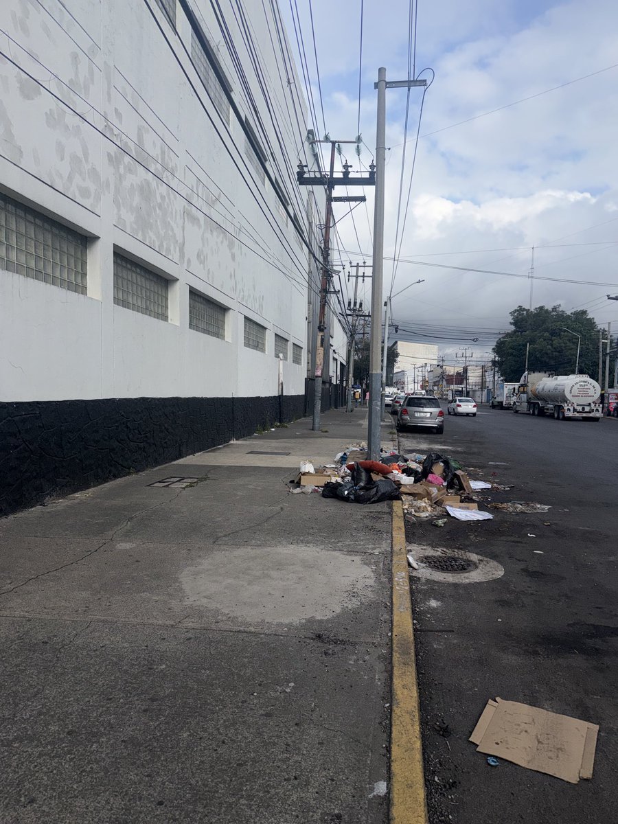 IvanJaimeg's tweet photo. Años pasan y no hay una mejora en las vialidades y servicios públicos de @GobNau ejemplo: Ing Militares y 16 sep, (zona de mucha afluencia) el paso peatonal invadido con puestos, sin alumbrado público y basura que dura semanas. @SoyNaucalpan  @RuABOGADO_  @isaacsolar https://t.co/E4tvnb6yOd