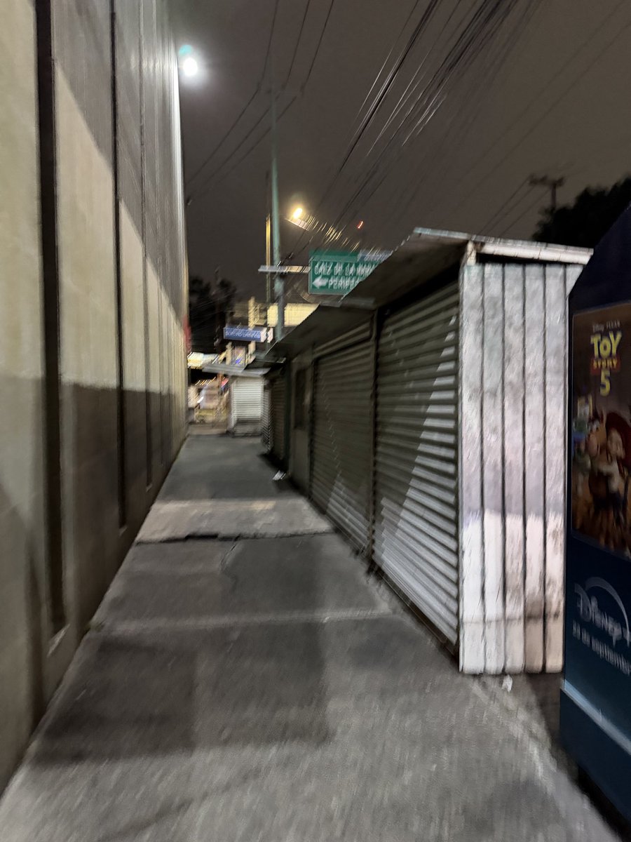 IvanJaimeg's tweet photo. Años pasan y no hay una mejora en las vialidades y servicios públicos de @GobNau ejemplo: Ing Militares y 16 sep, (zona de mucha afluencia) el paso peatonal invadido con puestos, sin alumbrado público y basura que dura semanas. @SoyNaucalpan  @RuABOGADO_  @isaacsolar https://t.co/E4tvnb6yOd