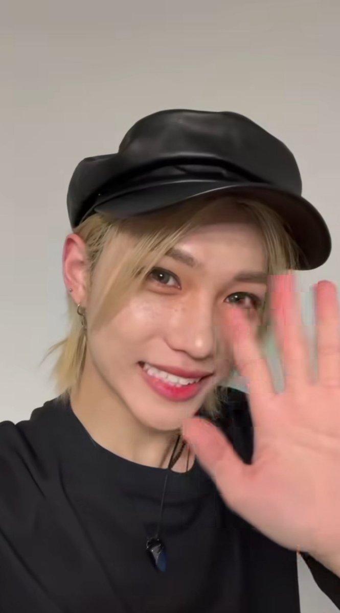 fefistars's tweet photo. Remember when the staff posted a whitewashed clip of felix so felix re-uploaded the original unwhitewashed ver? https://t.co/1fdevJVr8w