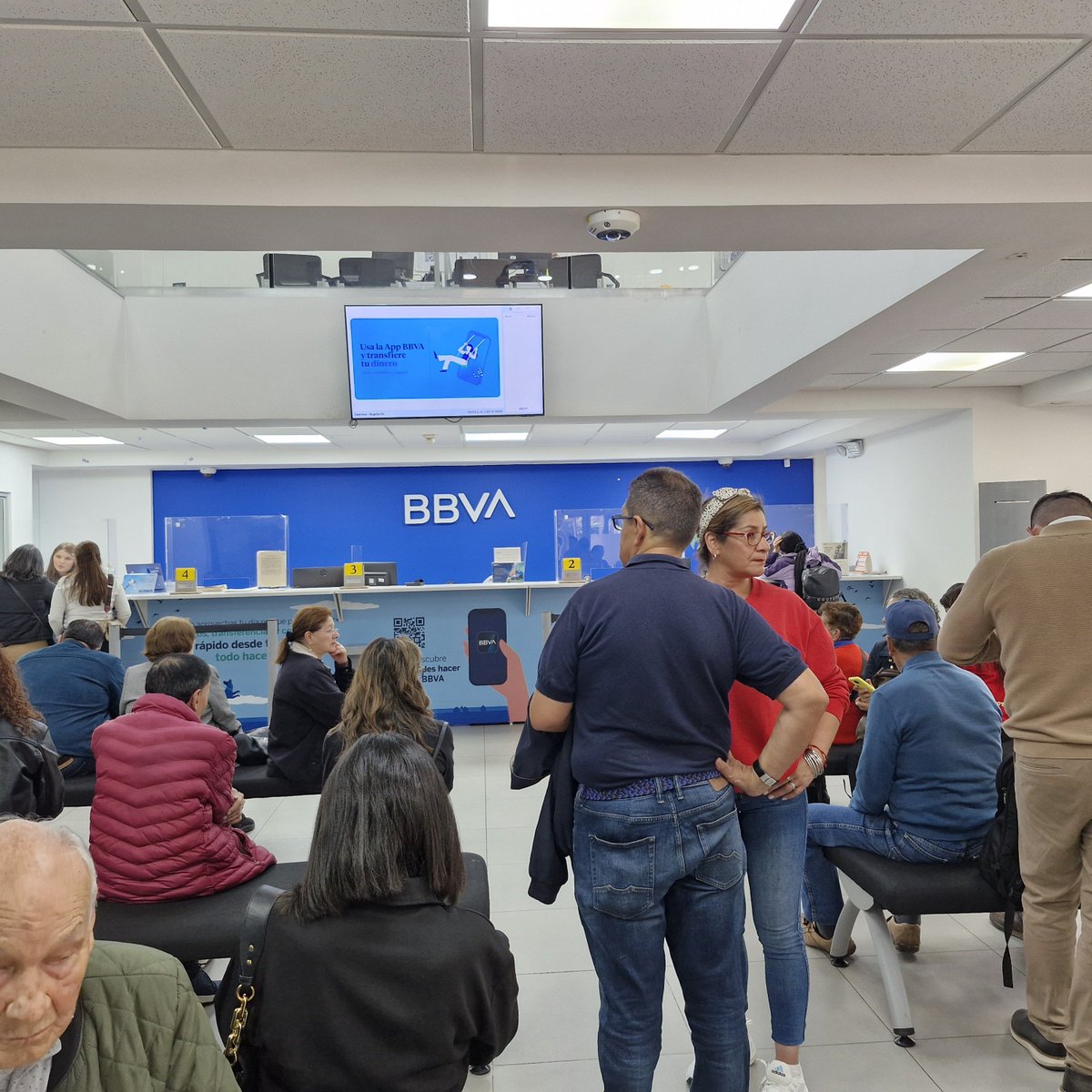 rhina's tweet photo. @bbva Urgente. Necesitamos mejor servicio en la sucursal Cedritos. Hay gente que lleva 3 horas aquí y solo dos cajeros. ¡Qué falta de respeto!
@sfcsupervisor https://t.co/7wjwlNqPMF