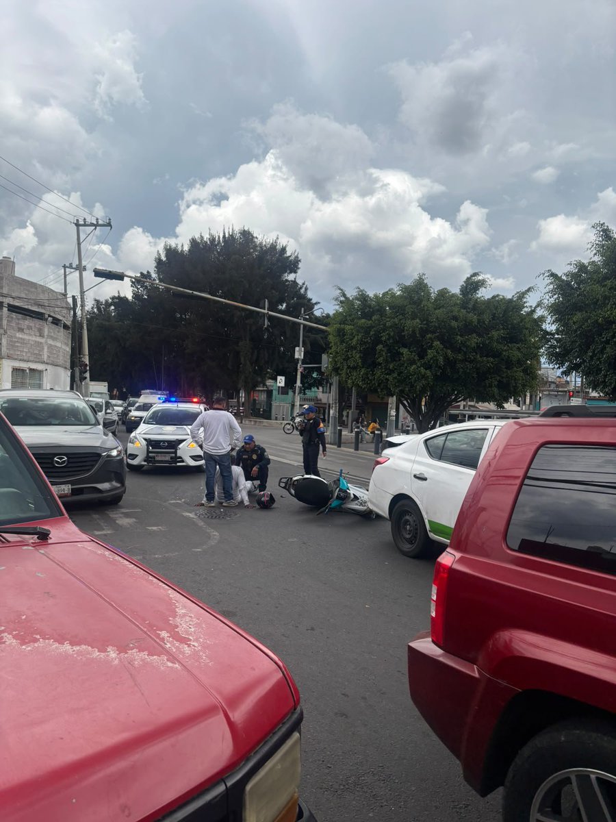 caronte_once's tweet photo. #Accidente de moto en frente de la estación DIF del MB  #Xochimilco https://t.co/gxZmybeZKy