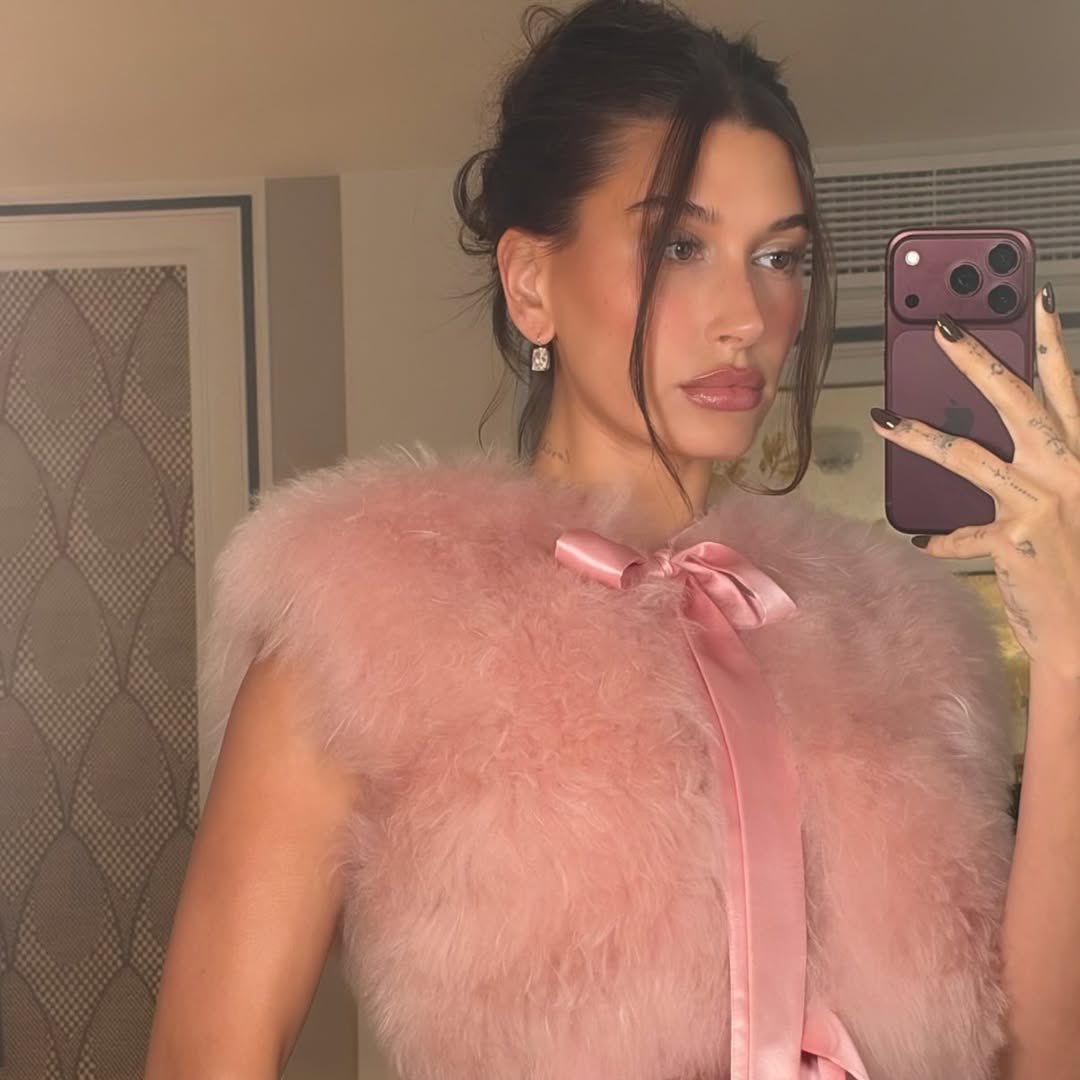 InStyleMexico's tweet photo. Hailey Bieber en la pop-up de Rhode en París 💗 https://t.co/lCem3zelrw