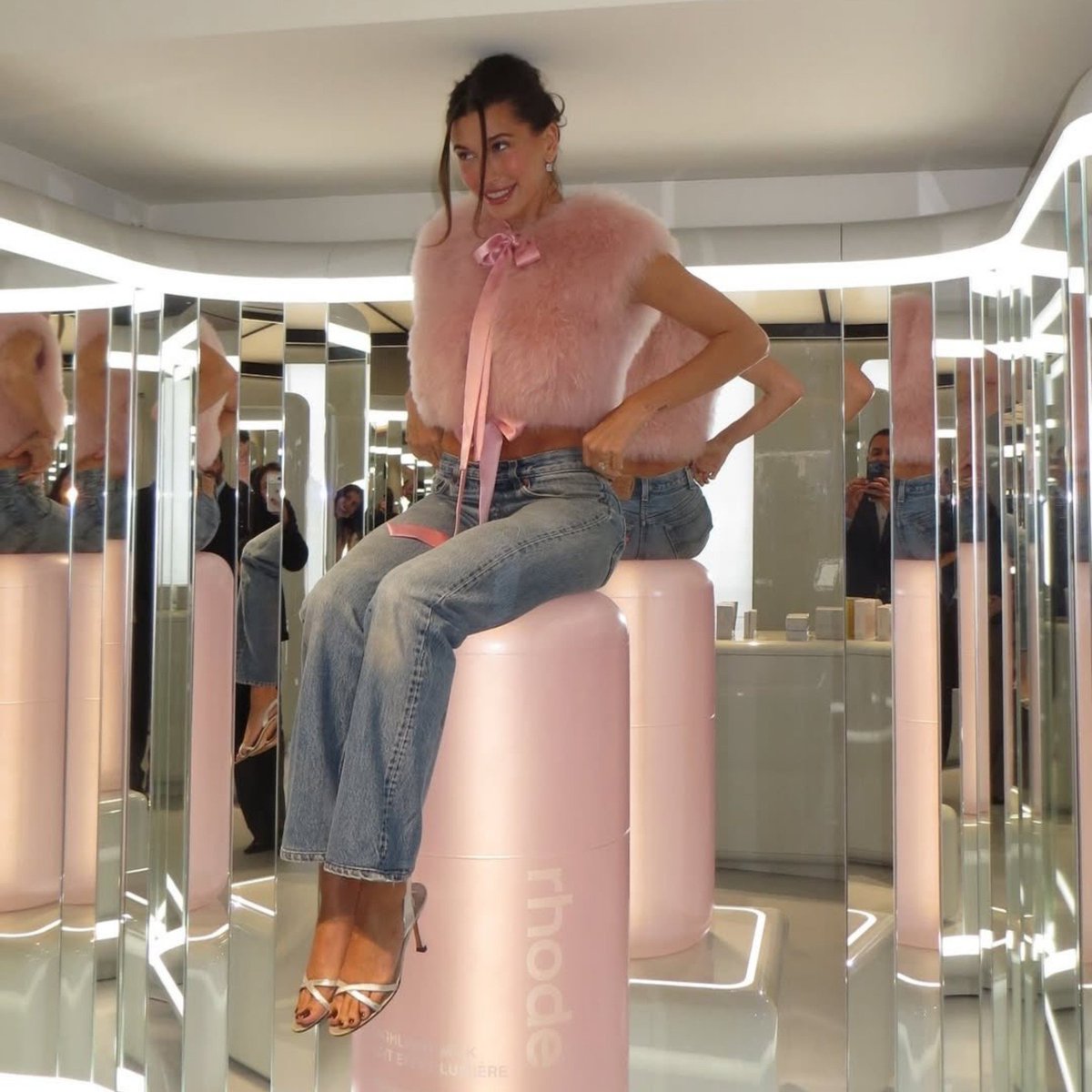 InStyleMexico's tweet photo. Hailey Bieber en la pop-up de Rhode en París 💗 https://t.co/lCem3zelrw