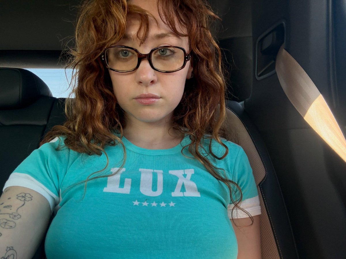 updaterosalia's tweet photo. Chappell Roan wearing a ROSALÍA merch T-shirt featuring “LUX”. https://t.co/1Ls3ldRqR8