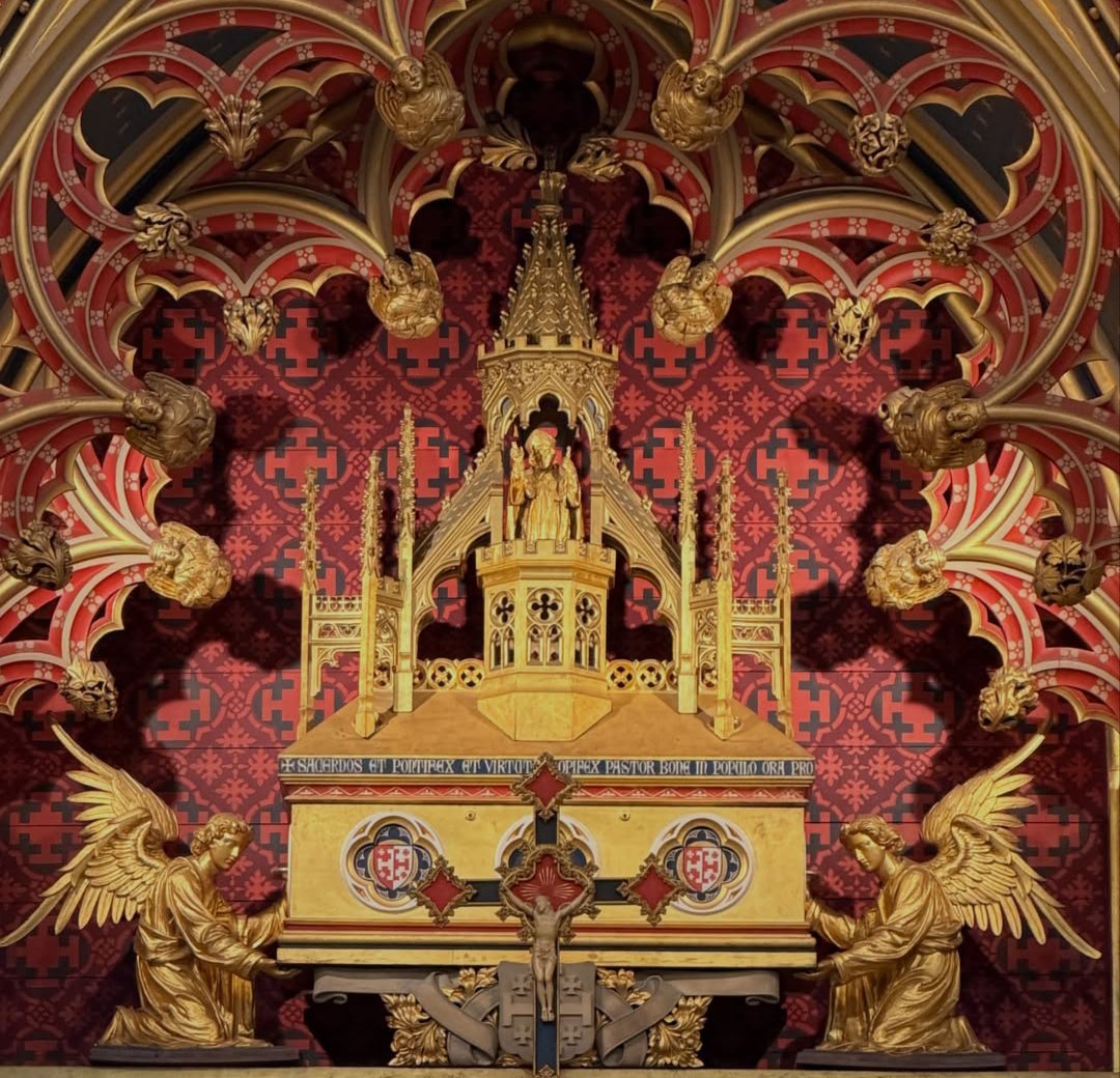 Pugin_awn's tweet photo. Detail of the #HighAltar: #reliquary of #StChad. #StChadCathedral, #Birmingham. #AWNPugin. @StChadsBirm
@RCBirmingham
Saint Chad's is the only cathedral in England to have the relics of its patron saint above the altar.
📷 ©Peter Lindfield
#pugin #pugindesign #gothicrevival https://t.co/30v1M1LTU5