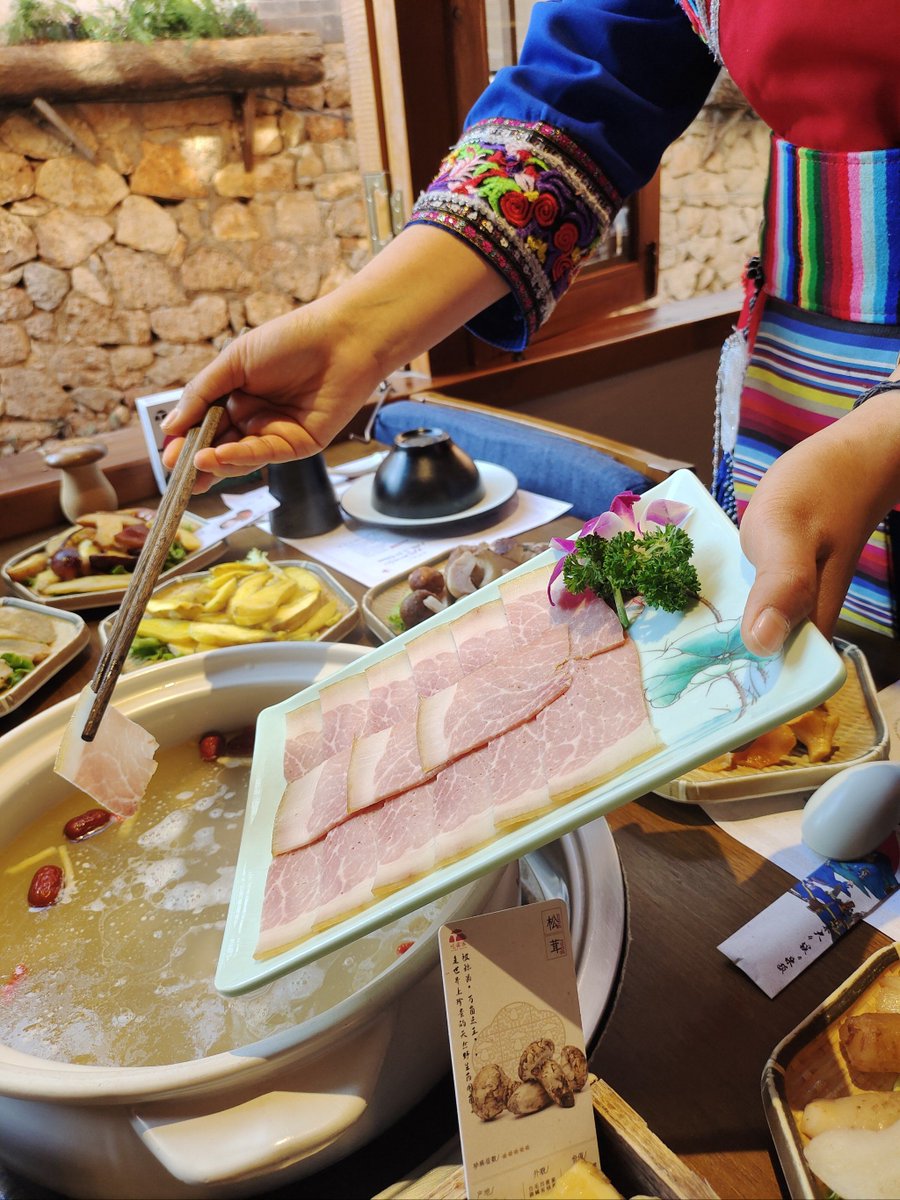 DelilahClosvxk's tweet photo. Prueba el ceviche peruano! Pescado fresco marinado en limón, ají y cebolla, un sabor refrescante que te transporta directamente a las playas de Lima. （翻译：快来品尝秘鲁 ceviche！鲜鱼用柠檬、辣椒和洋葱腌制，清爽的味道直接带你到利马的海边。） https://t.co/tUmDczJrdl
