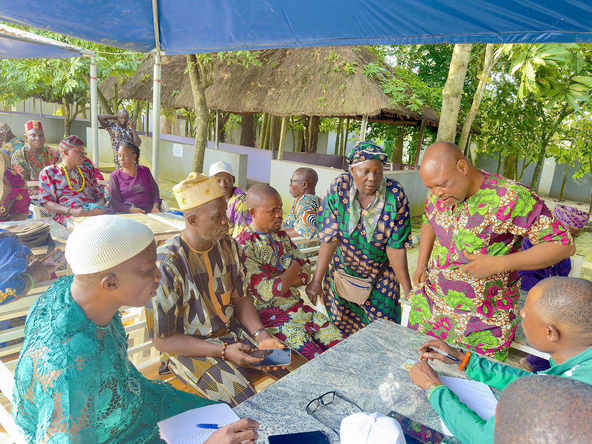 JDSsupportgroup's tweet photo. @Okanlomo_Oodua Continues to Light Up Ona Ara! 💡

The JDS Support Group celebrates another impactful intervention by our principal, Chief Jubril Dotun Sanusi, Okanlomo Oodua and Gbonka Olubadan of Ibadanland, with the distribution of 110 solar-powered streetlights across Wards 1–11 of Ona Ara Local Government Area.

The initiative, tagged “Light Up Ona Ara,” reflects Chief Sanusi’s continued commitment to supporting grassroots communities through practical interventions that can directly improve the lives of residents.

Beyond the streetlights, the initiative also strengthens grassroots engagement, with JDS Ambassadors appointed across the 11 wards to deepen communication and community participation.

This comes shortly after Chief Sanusi provided 10 bags of rice to each of the 11 wards, further demonstrating his sustained engagement with the people of Ona Ara.

The message is clear: grassroots development requires presence, partnership and action.

The JDS Support Group appreciates our community leaders, traditional institutions, ward representatives and beneficiaries for their support and cooperation.

Together, we continue to Light Up Ona Ara. 💡

JDS — Building From the Grassroots.

#JDSSupportGroup #JDS #LigthUpOnaAra