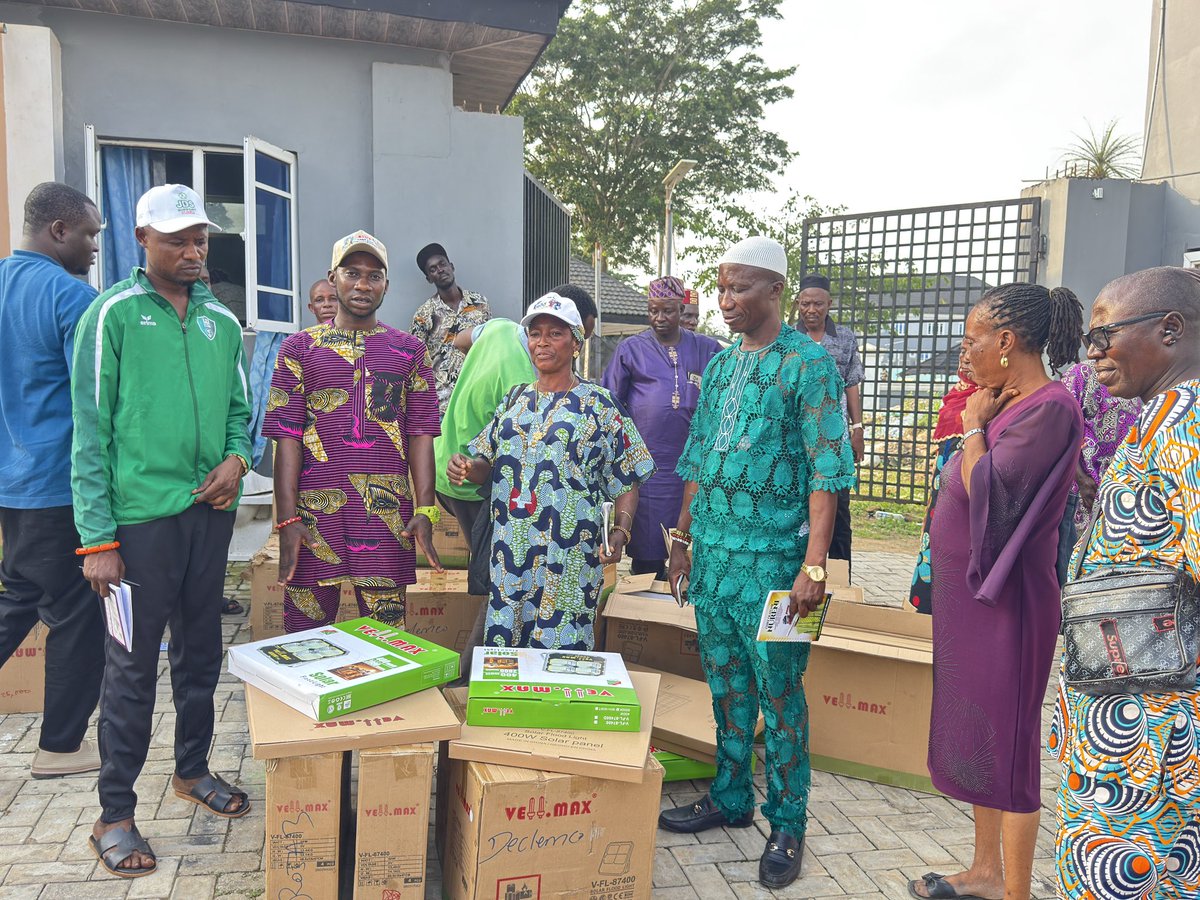 JDSsupportgroup's tweet photo. @Okanlomo_Oodua Continues to Light Up Ona Ara! 💡

The JDS Support Group celebrates another impactful intervention by our principal, Chief Jubril Dotun Sanusi, Okanlomo Oodua and Gbonka Olubadan of Ibadanland, with the distribution of 110 solar-powered streetlights across Wards 1–11 of Ona Ara Local Government Area.

The initiative, tagged “Light Up Ona Ara,” reflects Chief Sanusi’s continued commitment to supporting grassroots communities through practical interventions that can directly improve the lives of residents.

Beyond the streetlights, the initiative also strengthens grassroots engagement, with JDS Ambassadors appointed across the 11 wards to deepen communication and community participation.

This comes shortly after Chief Sanusi provided 10 bags of rice to each of the 11 wards, further demonstrating his sustained engagement with the people of Ona Ara.

The message is clear: grassroots development requires presence, partnership and action.

The JDS Support Group appreciates our community leaders, traditional institutions, ward representatives and beneficiaries for their support and cooperation.

Together, we continue to Light Up Ona Ara. 💡

JDS — Building From the Grassroots.

#JDSSupportGroup #JDS #LigthUpOnaAra