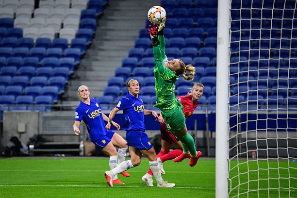 CFCWdaily's tweet photo. That save from Hannah Hampton https://t.co/RBqdHi8EMb