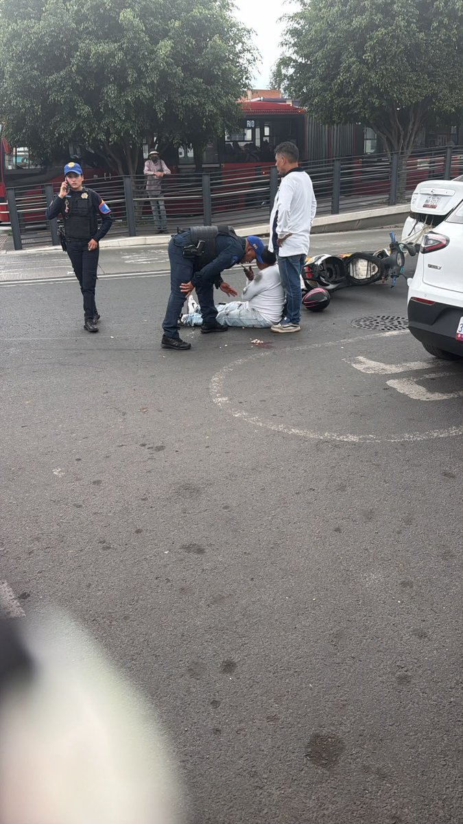 caronte_once's tweet photo. #Accidente de moto en frente de la estación DIF del MB  #Xochimilco https://t.co/gxZmybeZKy