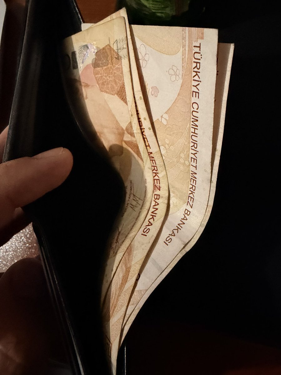 spk_thf_magduru's tweet photo. Cüzdanımda kalan son para bu. Hesaplarım ekside.

12 yıldır hizmet sektöründe çalıştım. Türlü mobbinglere, hakaretlere rağmen dişimden tırnağımdan artırıp birikim yaptım.

4 Eylül’de, “Bu kadar yatırımcısı ve para girişi varsa iyi yönetiliyordur” diye düşünerek #THF fonunu aldım.

Bugün yılların emeği olan birikimime erişemiyorum ve yaşadıklarımı aileme bile anlatamıyorum. Benim gibi kaç insan sessizce aynı çaresizliği yaşıyor?

Biz lütuf istemiyoruz. Yıllarca çalışarak biriktirdiğimiz anaparamız için açıklama istiyoruz.

#THF #FonMağdurları #AnaParamızıGeriVerin #HalkınSesiAnaPara 
@RTErdogan @abakingurlek @adalet_bakanlik @_cevdetyilmaz @spkgovtr @tcailesosyal