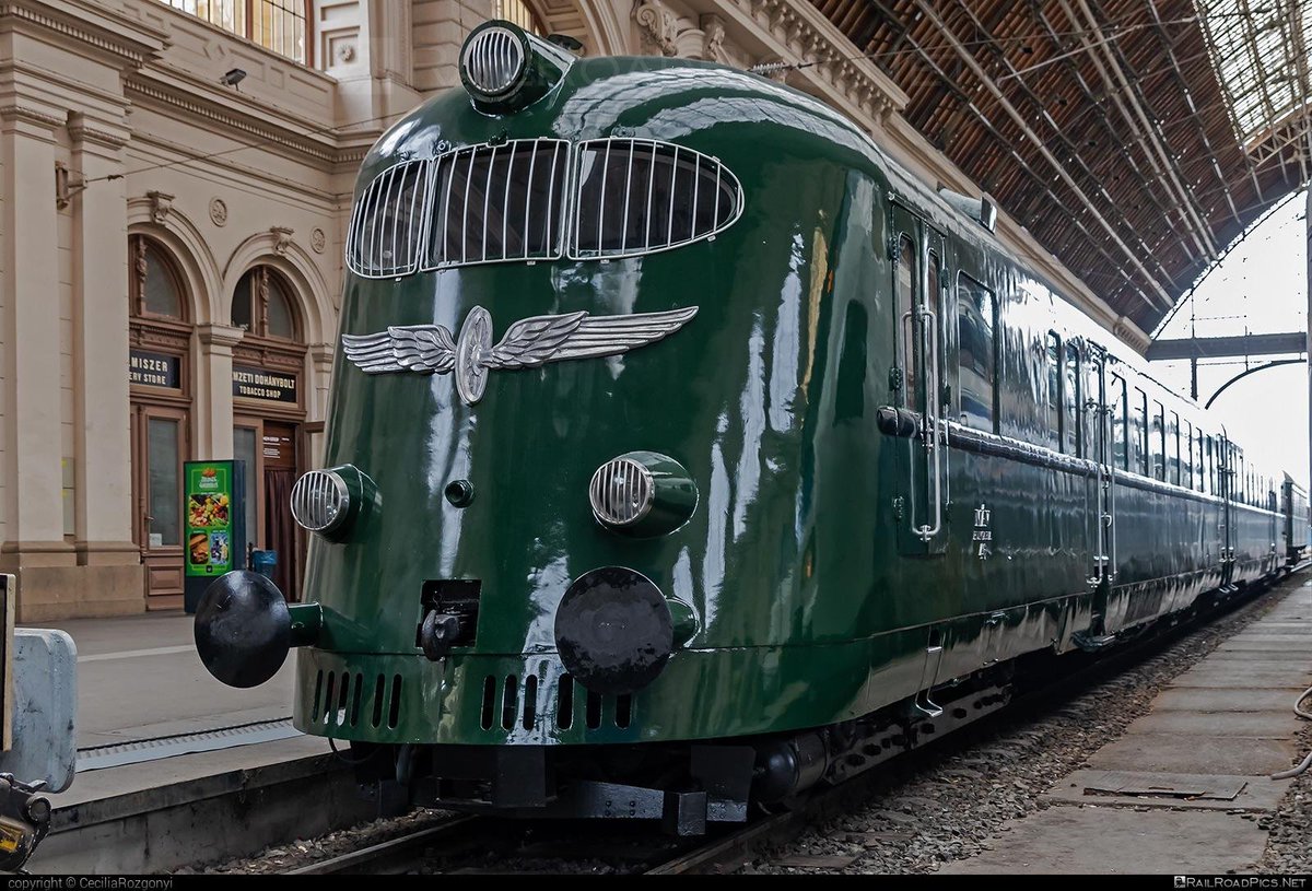 gietzschean's tweet photo. A vintage Art Deco train built by Ganz &amp; Co. in Hungary during the 1940s https://t.co/PMsrrMg4Cs