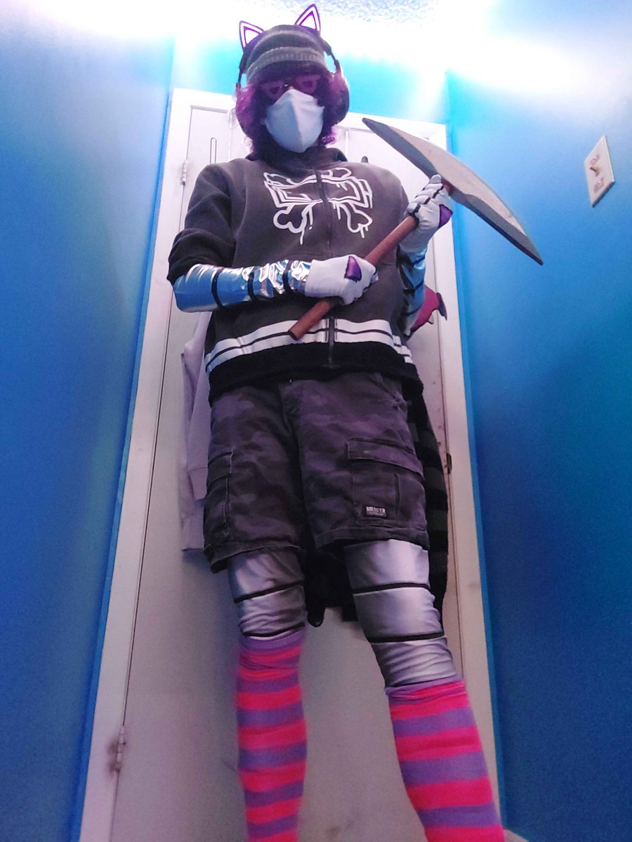 r0ttenMetal's tweet photo. BITE ME!!!!!!!!!!!!!!
#UziMurderDrones #MurderDrones #Cosplay https://t.co/lq5ItWyipY